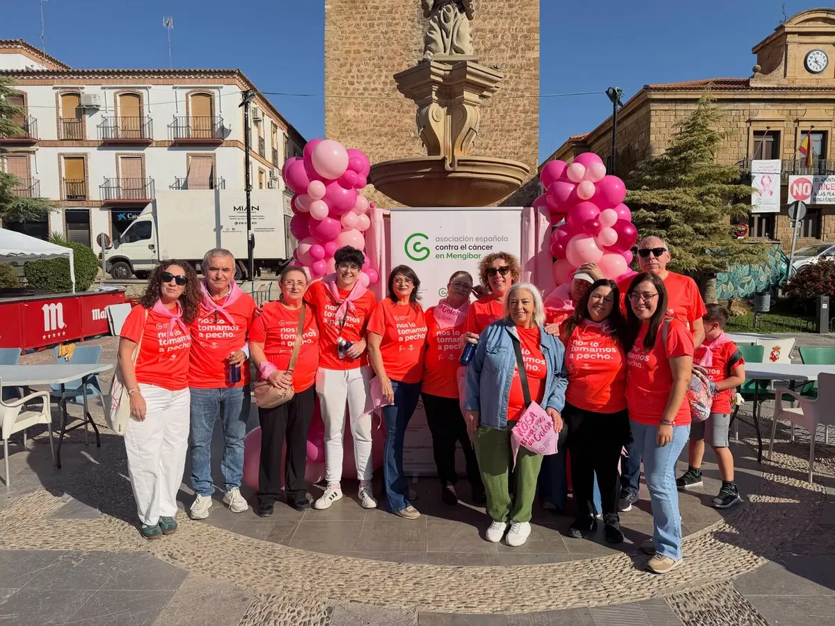 La novena marcha solidaria reúne a vecinos de Mengíbar contra el cáncer de mama
