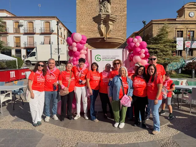 La novena marcha solidaria reúne a vecinos de Mengíbar contra el cáncer de mama