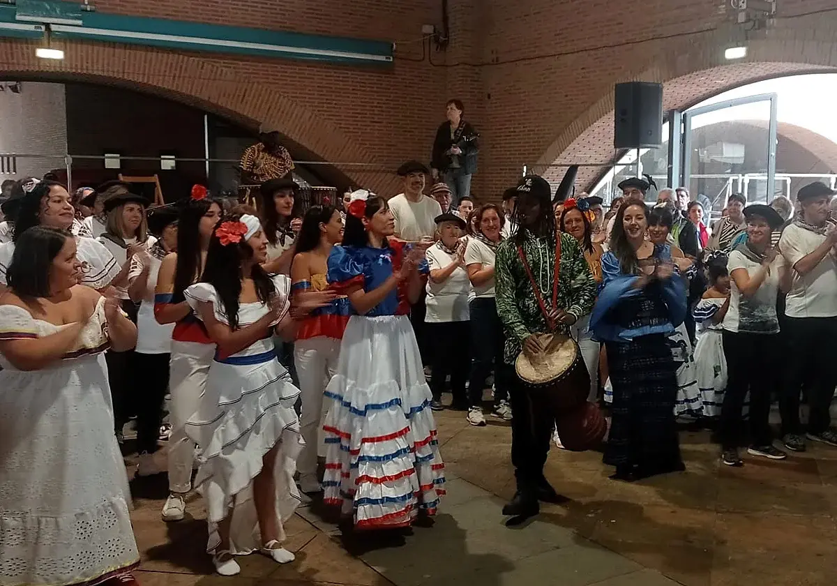 La fiesta multicultural de Legazpi mantiene su espíritu pese a la lluvia