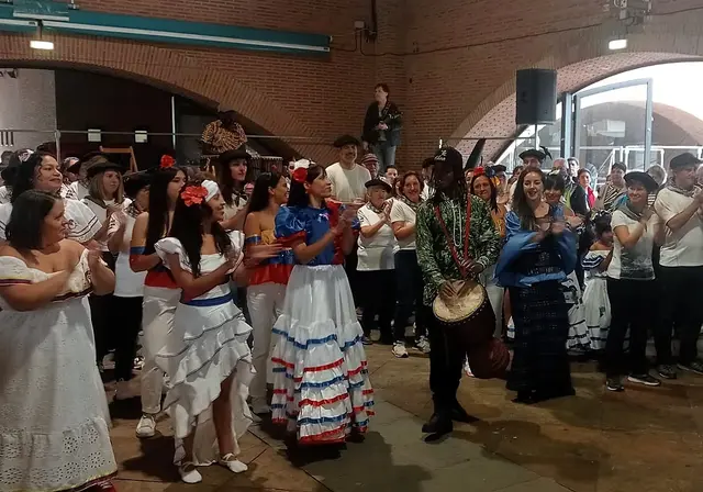 La fiesta multicultural de Legazpi mantiene su espíritu pese a la lluvia