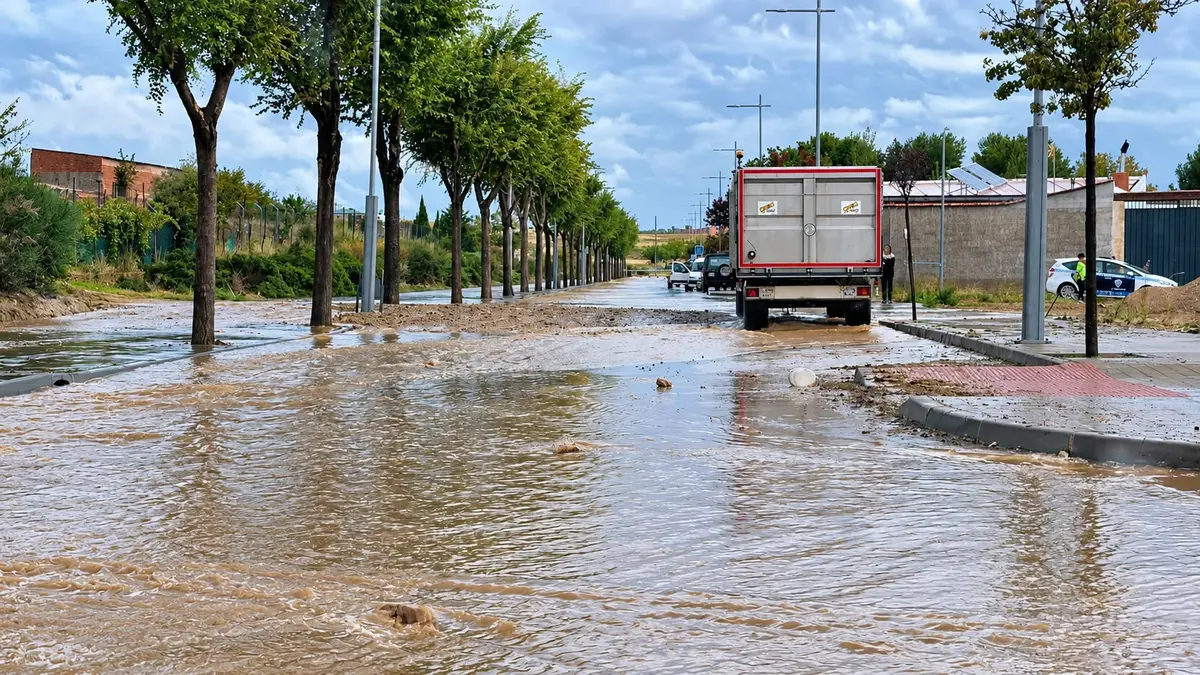 La lluvia del domingo anega la avenida de la Romería en La Veguilla