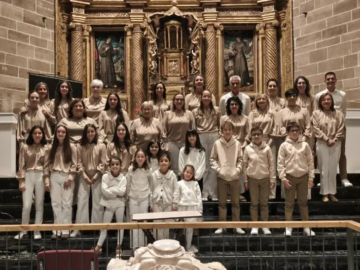 El coro Santísima Trinidad llena el Convento de San Francisco con un recital solidario
