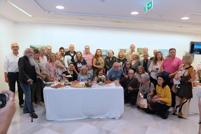 La muestra solidaria «Arte que suma» encara su recta final en Santiago