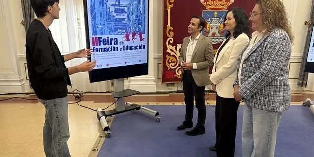 Un alumno de la EUDI firma el cartel ganador de la feria educativa de Ferrol
