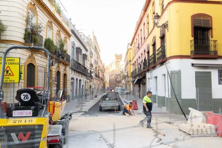 La calle Trajano prevé recuperar el tráfico en su primer tramo el 19 de octubre