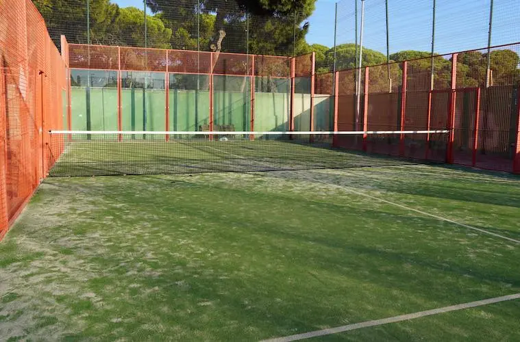 Punta Umbría adjudica la renovación del césped de dos pistas de pádel