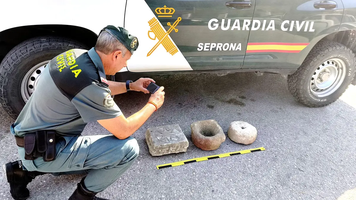 El Seprona retira tres piezas líticas en un establecimiento de Torreperogil