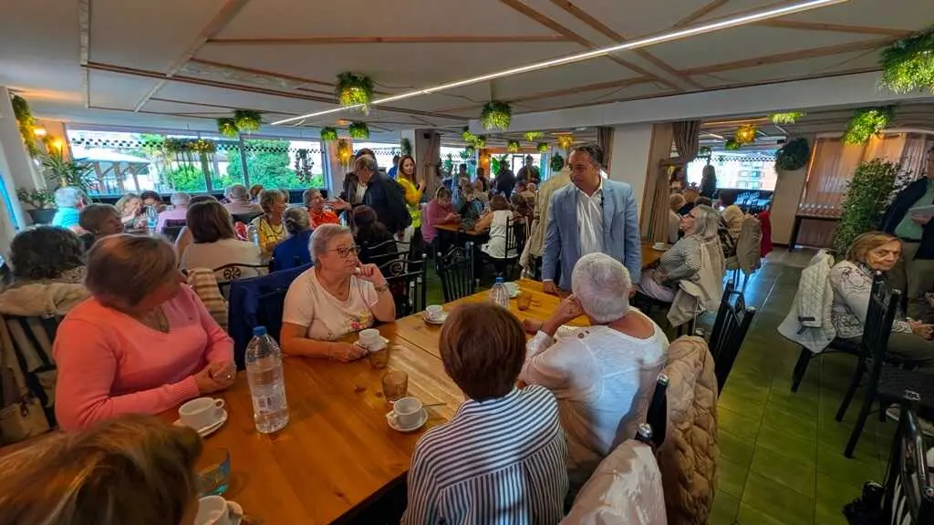 Un desayuno en Piélagos impulsa el encuentro entre vecinos mayores