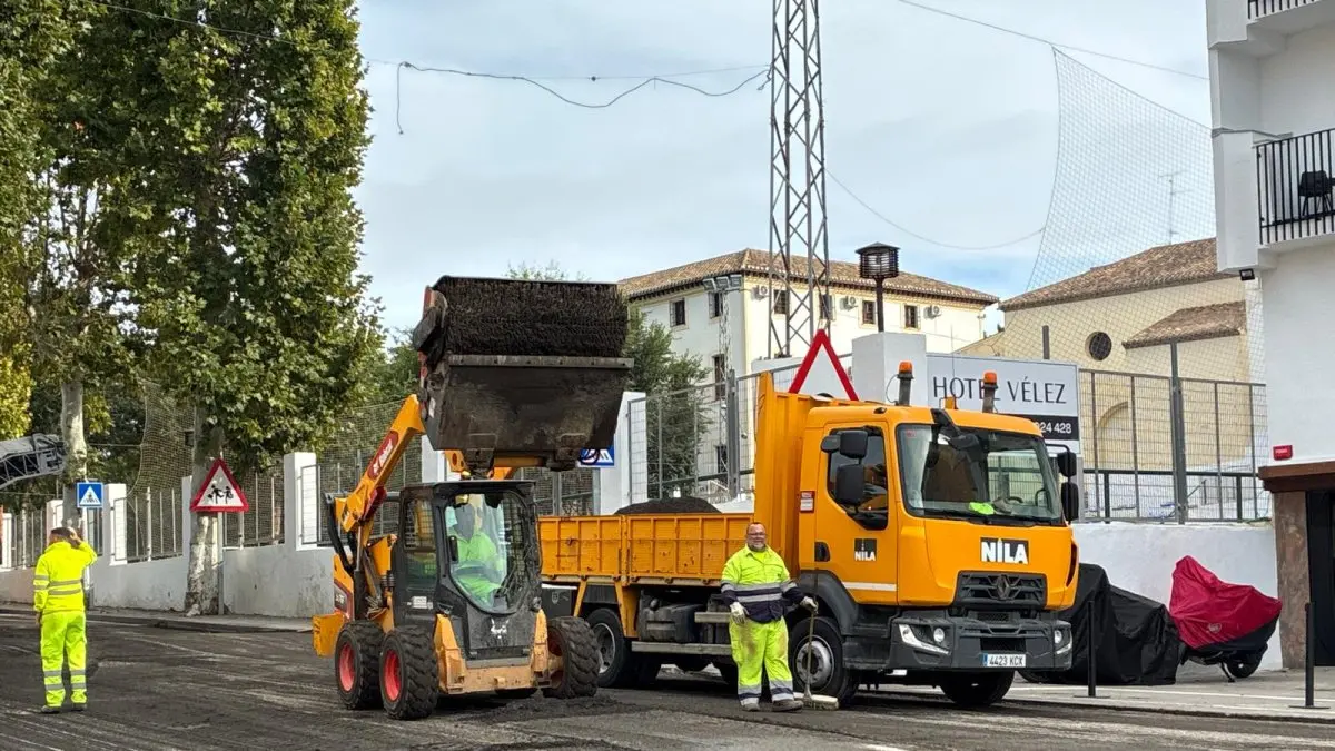 Más de 2.900 toneladas de asfalto para dos carreteras de Vélez-Rubio
