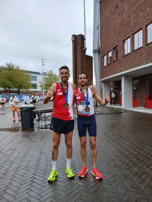 Dos atletas del Club Esportiu Vinaròs destacan en la maratón de Ámsterdam