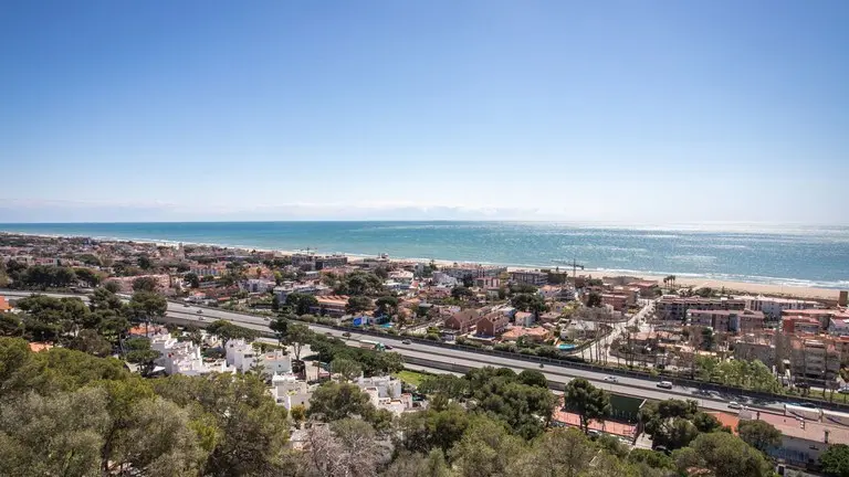Castelldefels congela por un año las nuevas licencias de alojamiento turístico
