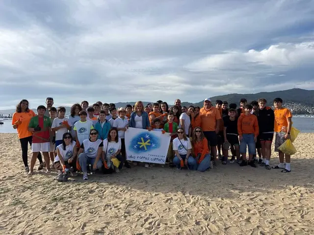 La limpieza de Arealonga reúne a más de 40 personas y recoge 16 kilos de residuos