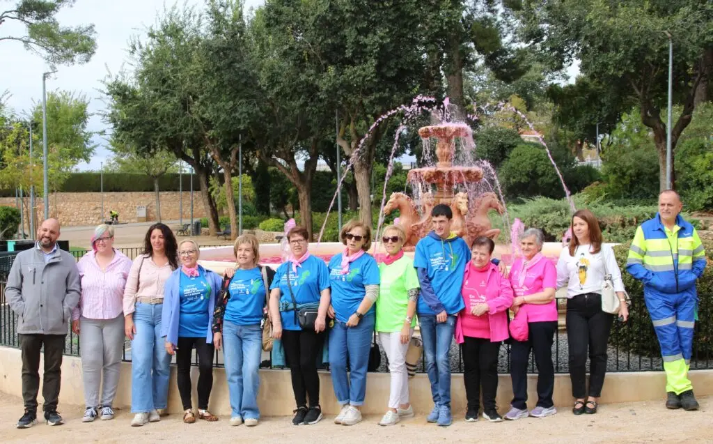 La fuente del parque municipal se suma al Día contra el Cáncer de Mama