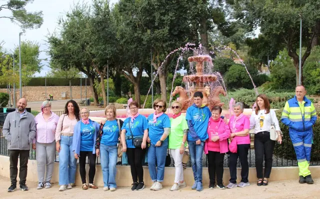 La fuente del parque municipal se suma al Día contra el Cáncer de Mama