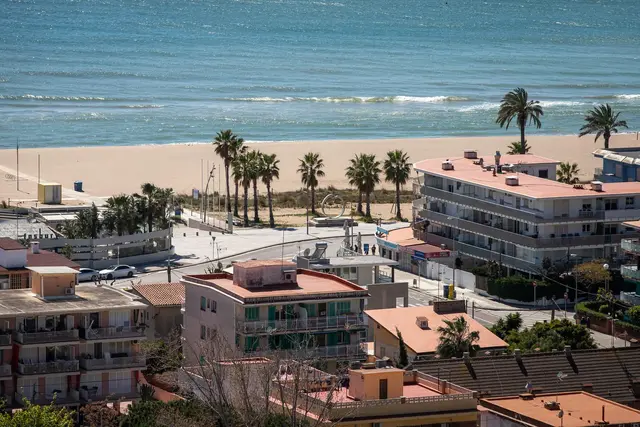 Castelldefels suspende nuevas licencias turísticas y anuncia un recargo del IBI