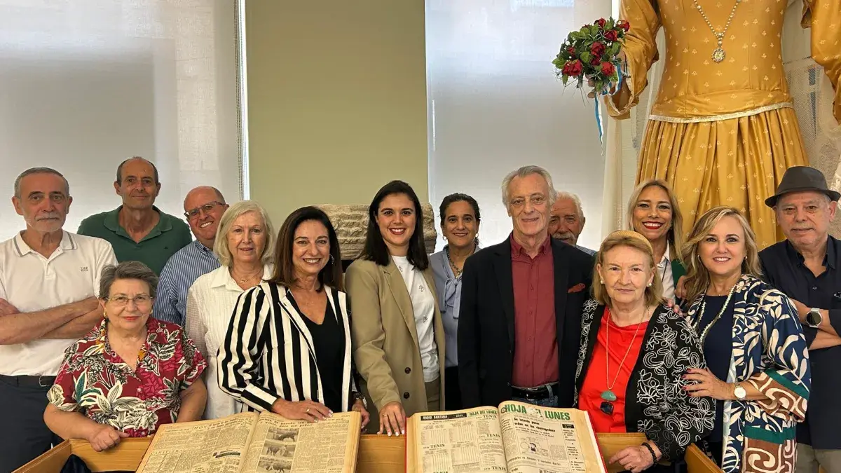 Una exposición en Alicante recorre los 500 números de la Hoja del Lunes