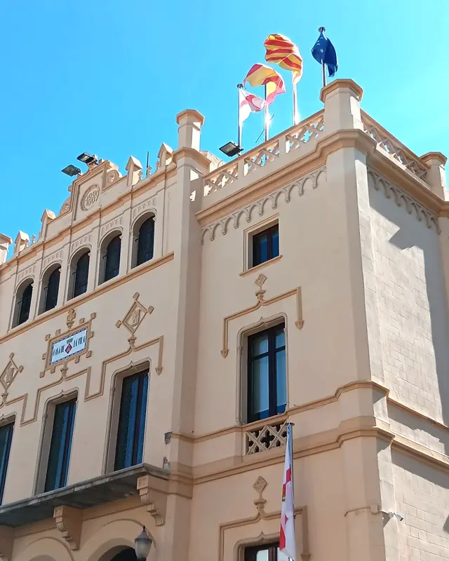 Sitges da luz verde a medidas sobre vivienda, guarderías y la Masia de Santa Bàrbara