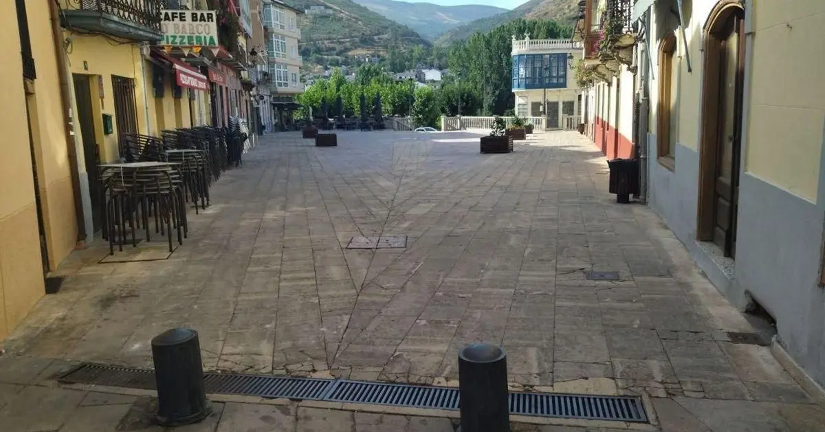 La Praza Maior de O Barco inicia una nueva etapa con el comienzo de su reforma