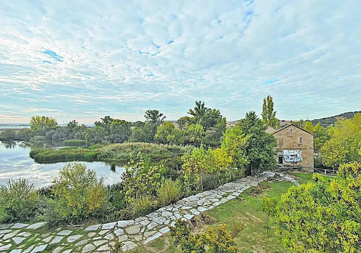 Villamayor invita a descubrir su paisaje y la historia de la Piedra Dorada