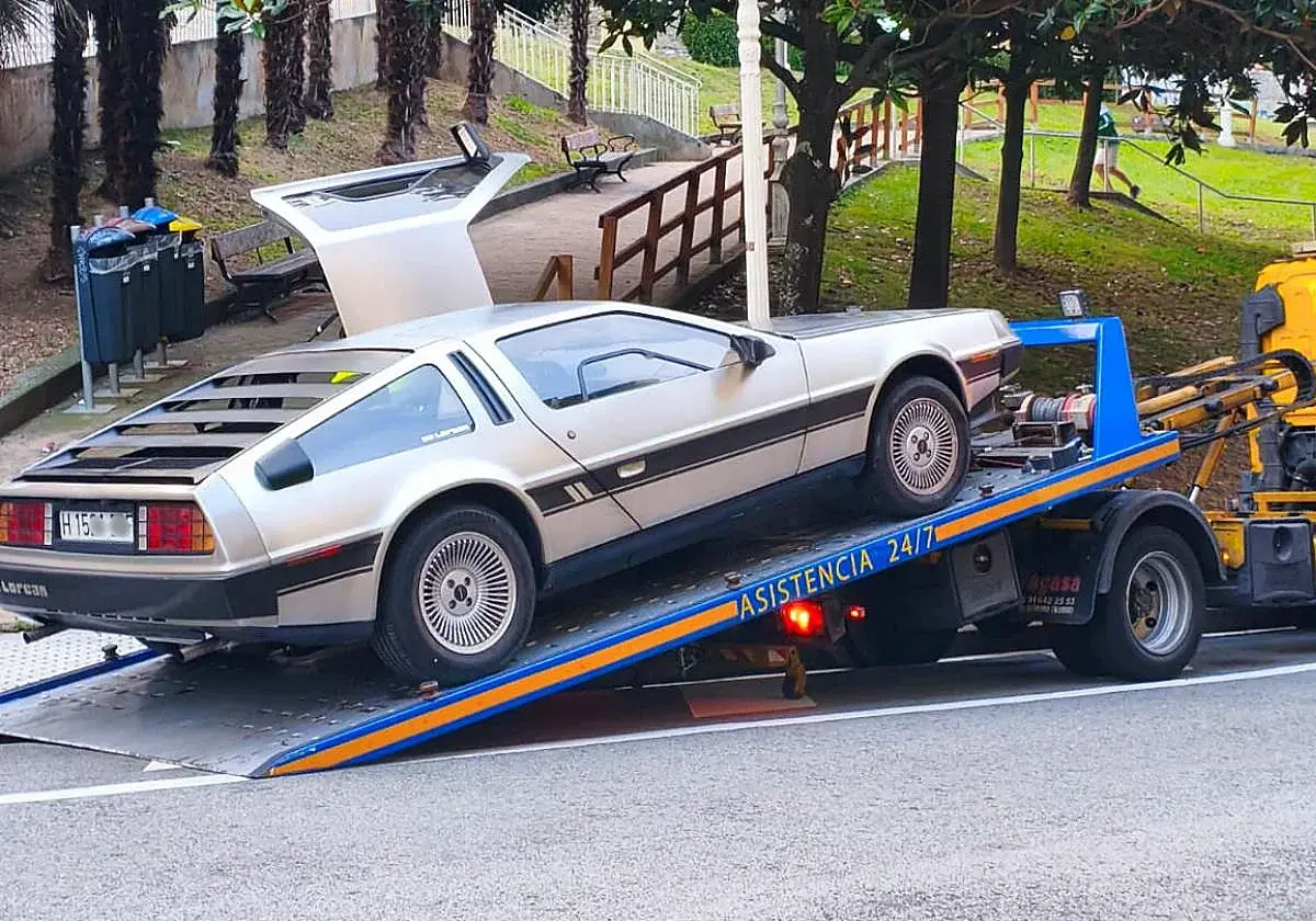 Un DeLorean averiado recorre Gros sobre una grúa