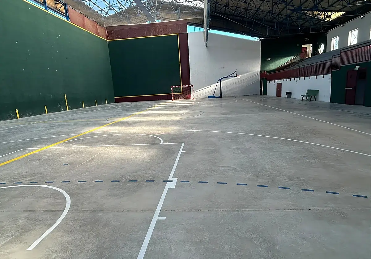 El frontón de Alfaro recupera la actividad tras renovar su superficie