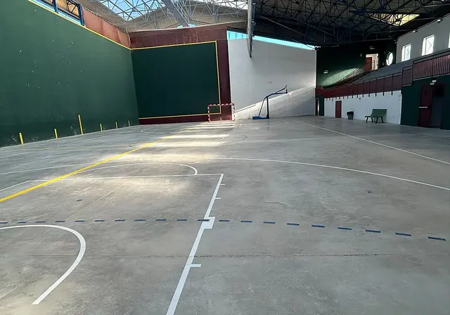 El frontón de Alfaro recupera la actividad tras renovar su superficie
