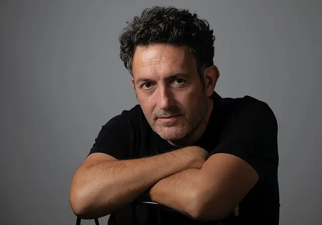 Mikel Santiago lleva su nuevo thriller a la librería Cervantes de Oviedo