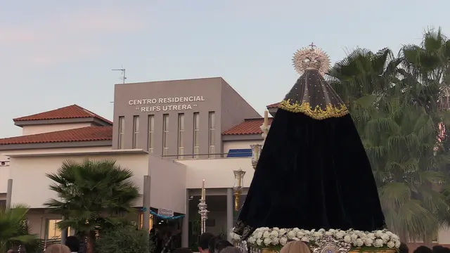 La lluvia prolonga la visita de la Virgen de la Amargura al geriátrico de Utrera