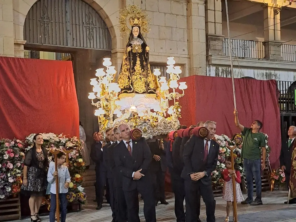 Ofrenda y procesión cierran en Nules el homenaje a su patrona