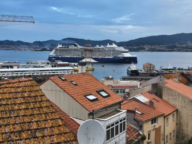 El Celebrity Apex atraca en Vigo con más de 4.500 personas a bordo