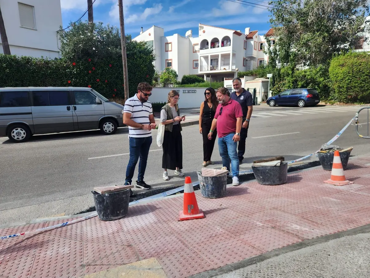 Manilva trabaja en rebajar bordillos junto al parque del Duque