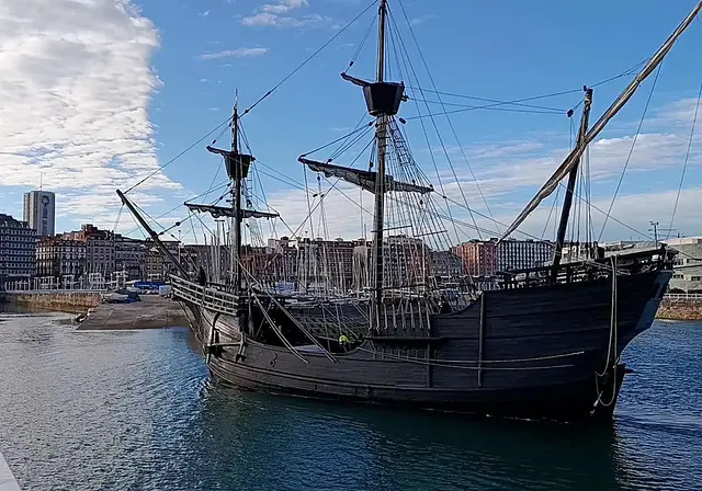 La réplica de la Nao Victoria recibe visitantes en Gijón durante toda la semana