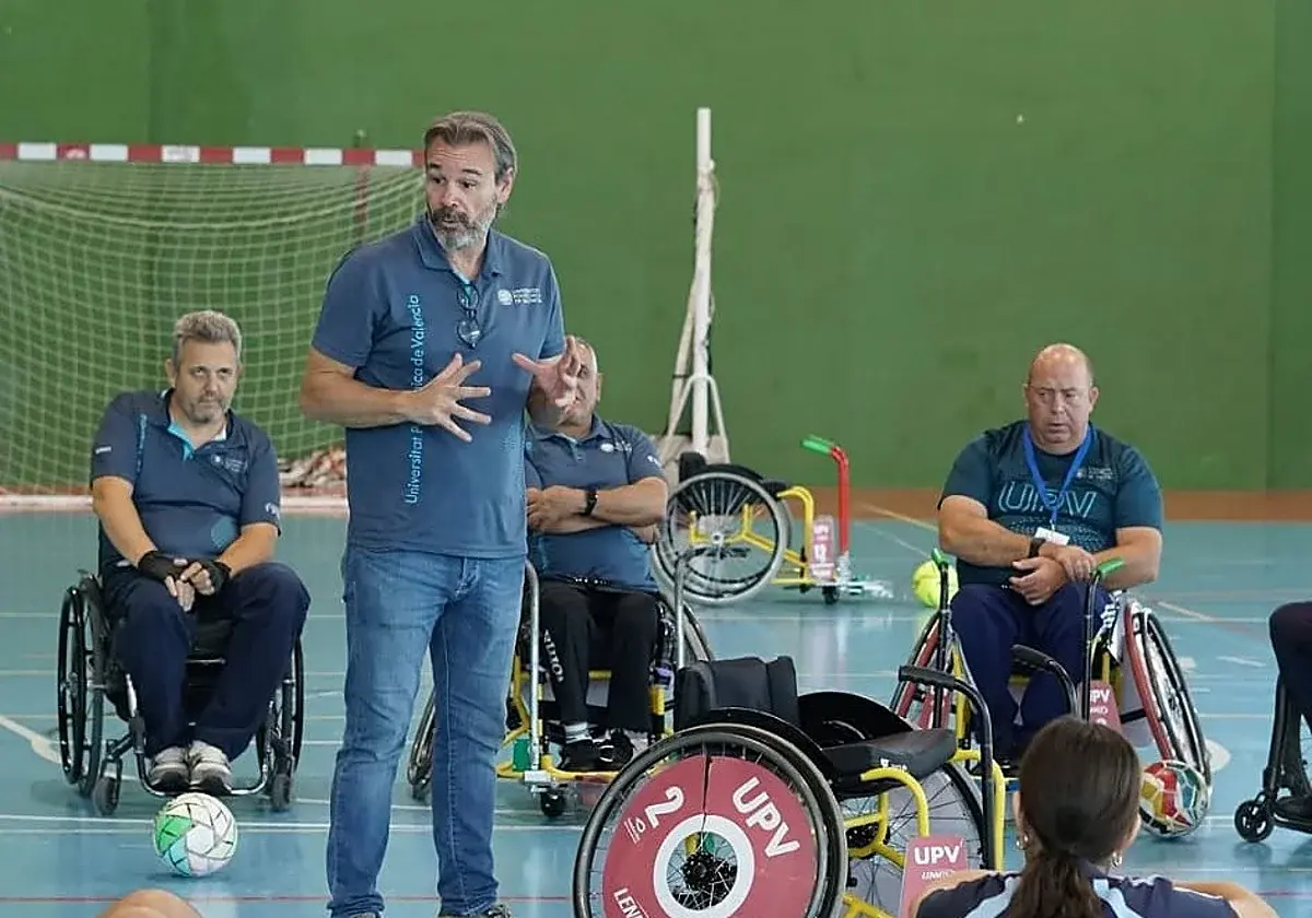 Tres centros educativos de València se acercan al fútbol en silla de ruedas