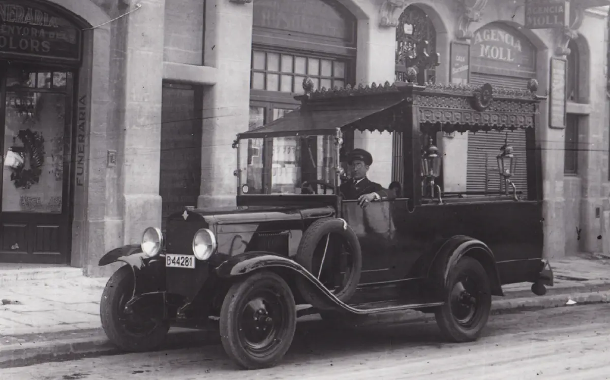 Un automóvil parecido a un Ford T marcó los primeros servicios funerarios