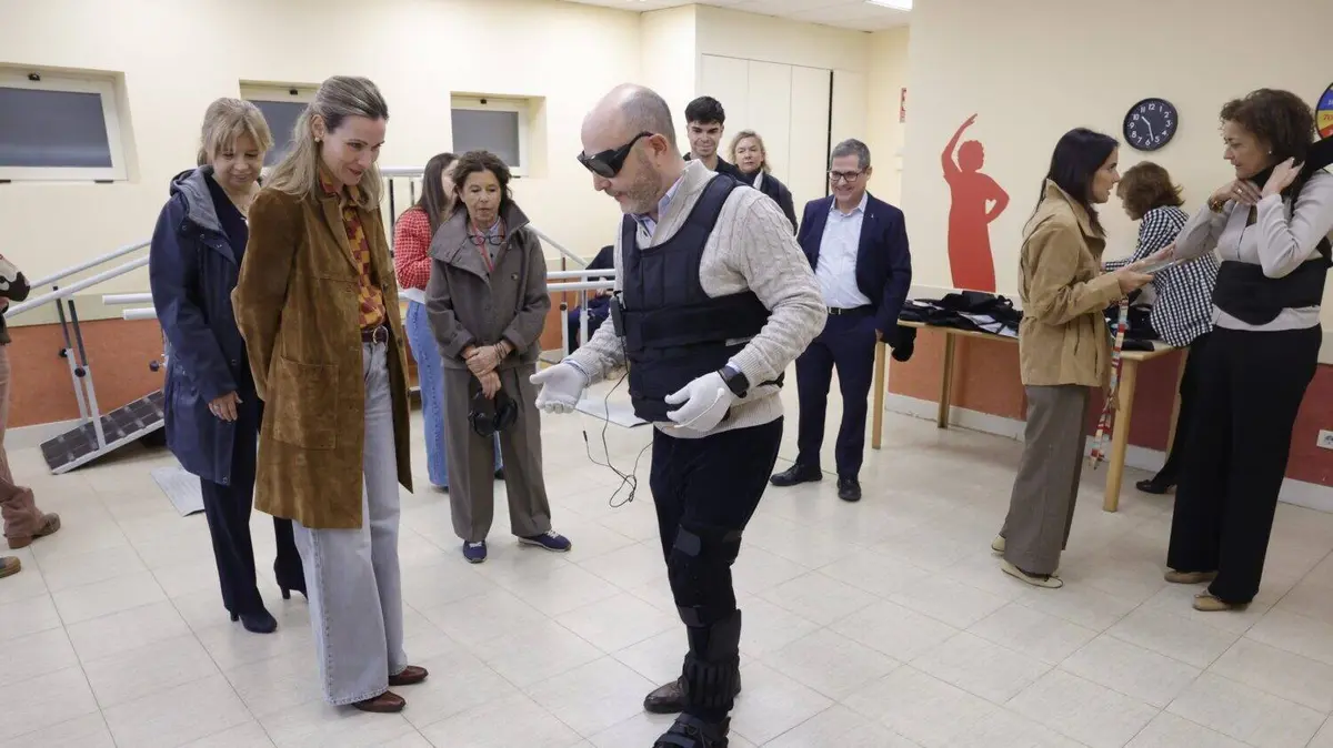 Centros de día madrileños prueban un traje que reproduce limitaciones de la edad