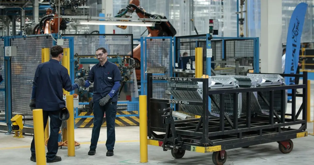 Ford Almussafes mira a una nueva etapa al cumplir medio siglo