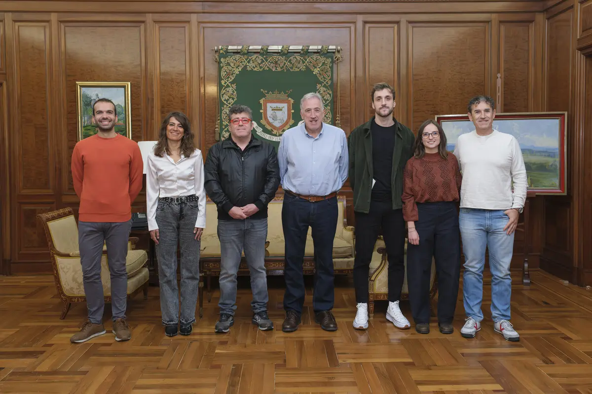 La nueva dirección de La Pamplonesa se reúne con el alcalde de Pamplona