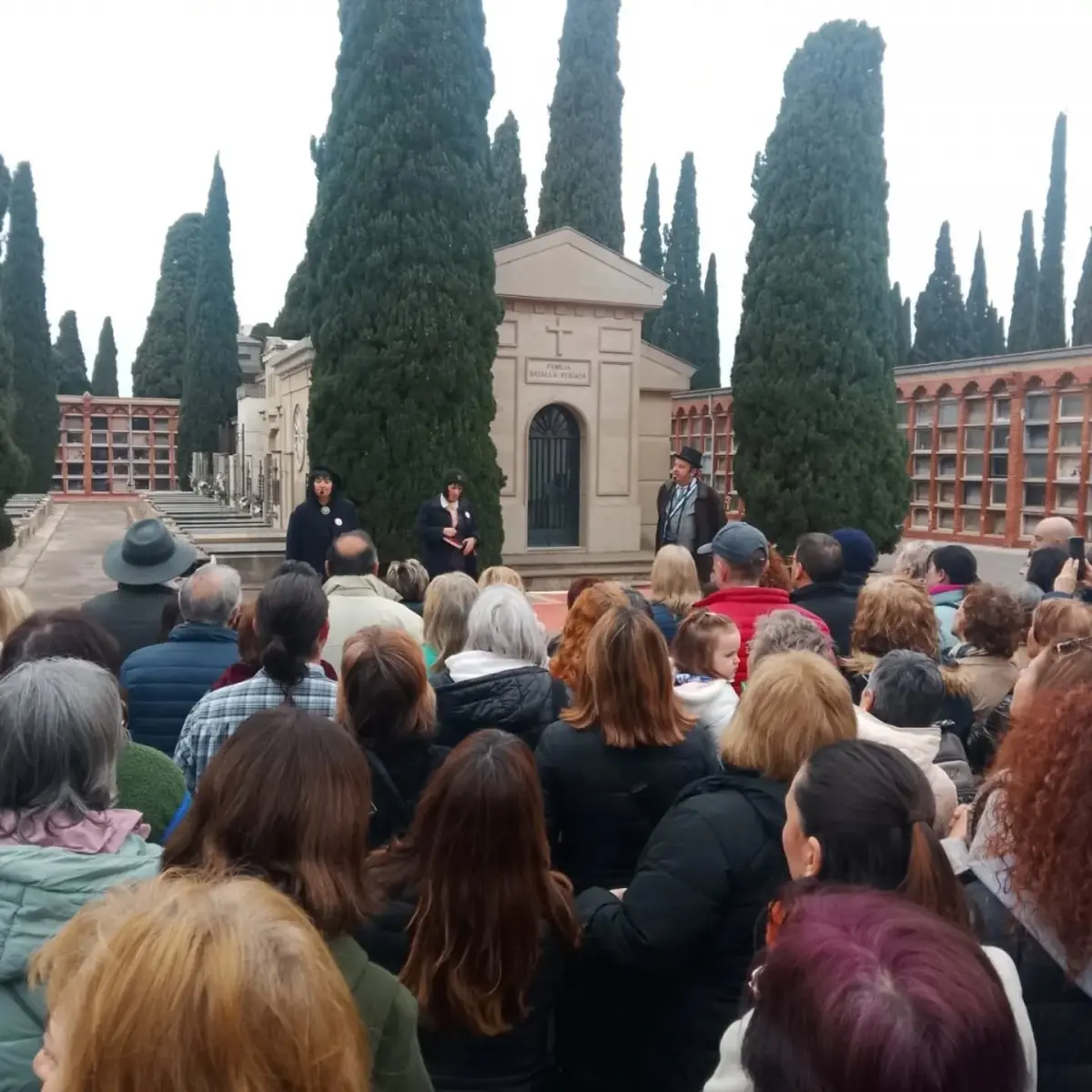 Viure la Mort lleva «1918 Tràgic» al cementerio de San José tras la suspensión