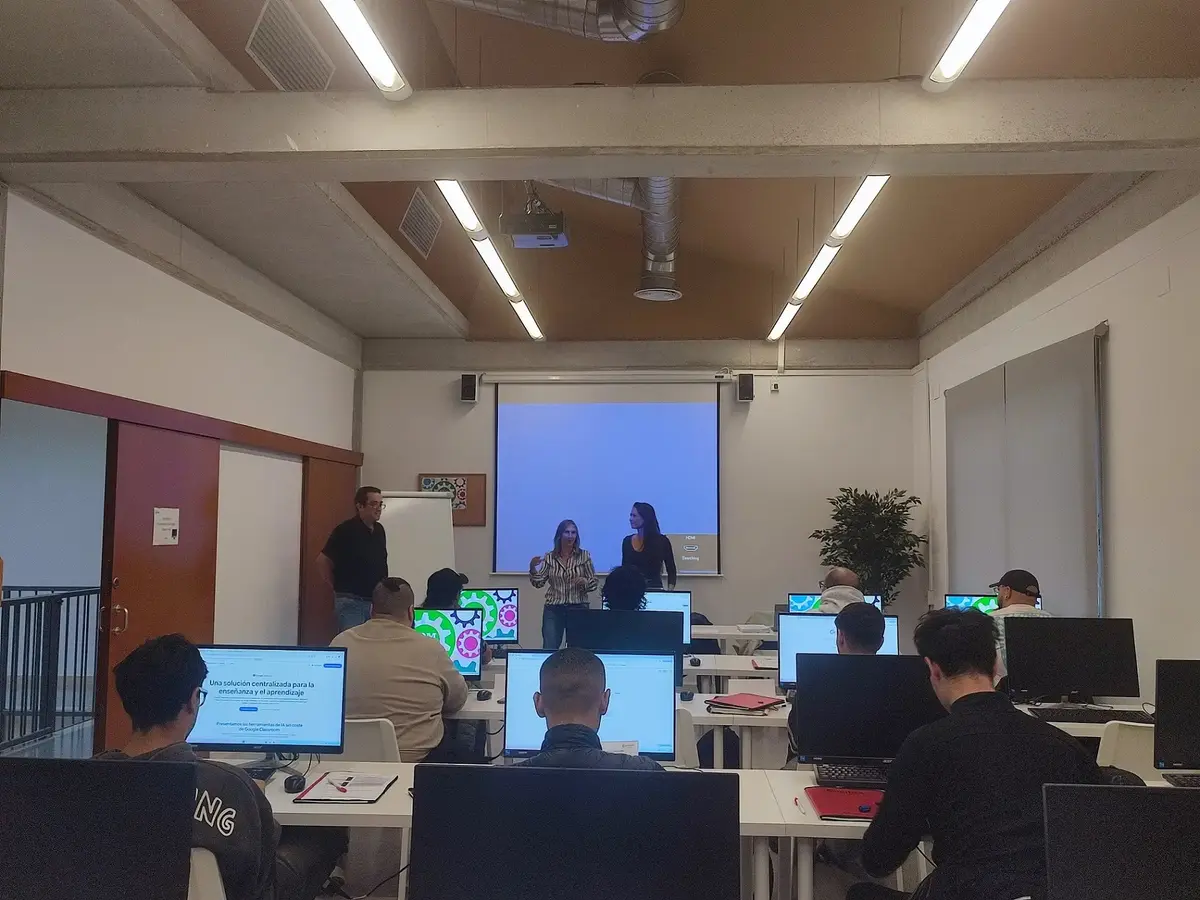 Jóvenes de Cunit comienzan una formación para pilotar drones