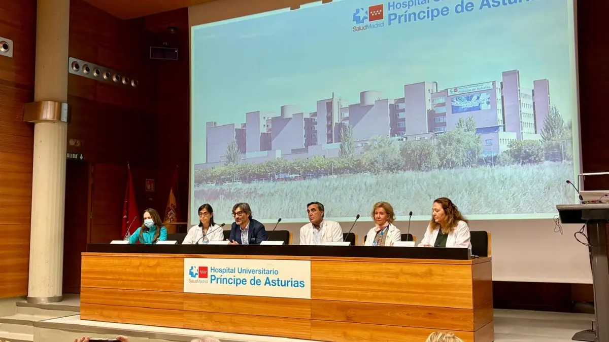 Pacientes y especialistas dialogan sobre cáncer de mama en Alcalá
