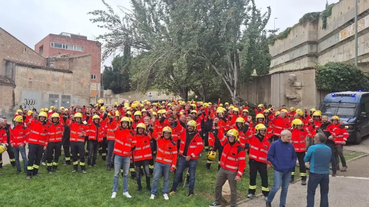 Un centenar de bomberos voluntarios se reúne ante los juzgados de Lleida