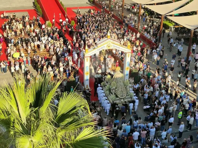 La plaza del Rey acoge a la Virgen del Carmen en el 75 aniversario de su coronación