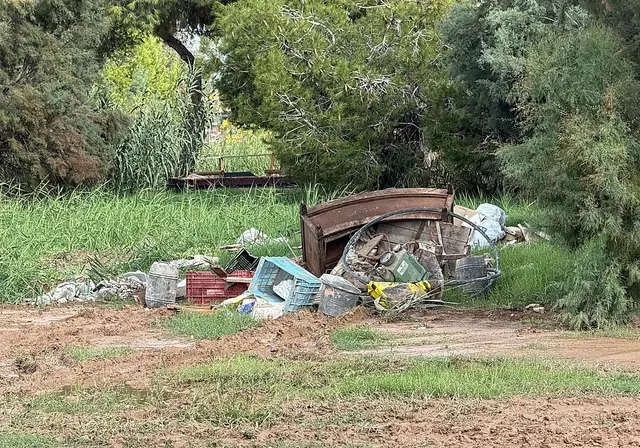 Vuelven a aparecer escombros de obra en el Port de Catarroja
