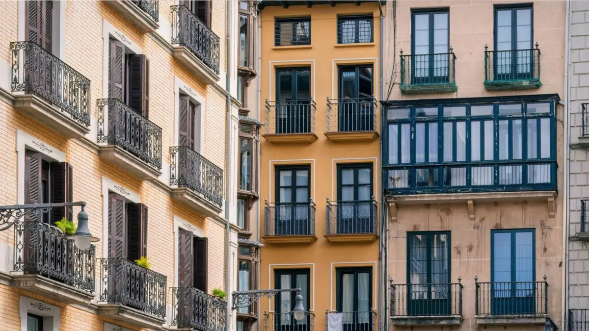 Tena repasa el paso de Pamplona de un centro militar a nuevos usos públicos