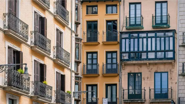 Tena repasa el paso de Pamplona de un centro militar a nuevos usos públicos
