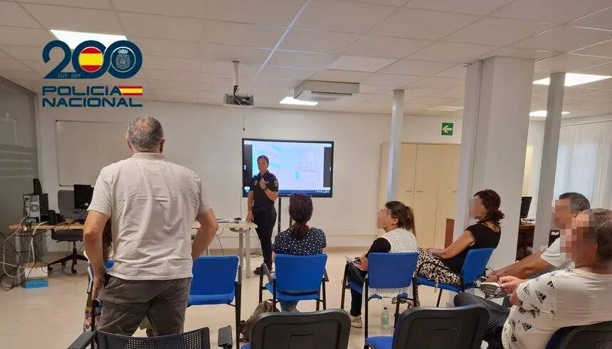 Agentes de Arrecife forman a sanitarios para prevenir agresiones