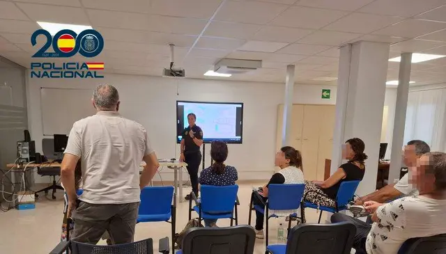 Agentes de Arrecife forman a sanitarios para prevenir agresiones