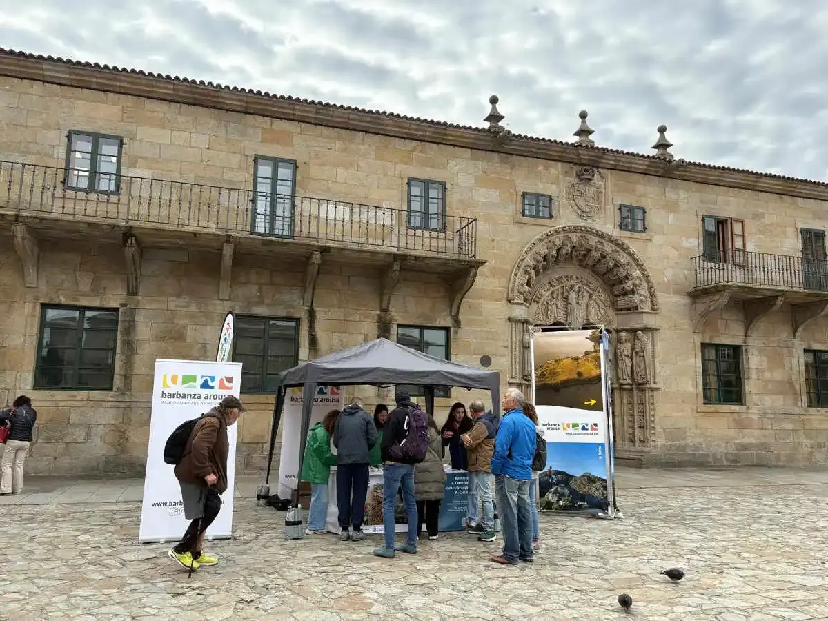 El Obradoiro acoge una acción para difundir el Camino A Orixe entre los peregrinos