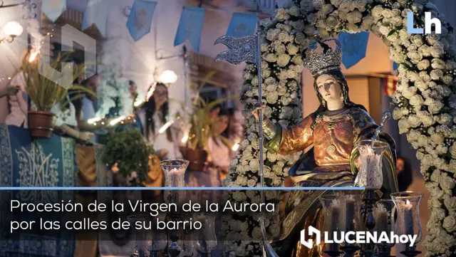 La Virgen de la Aurora procesiona por su barrio en Lucena junto a sus capanilleros