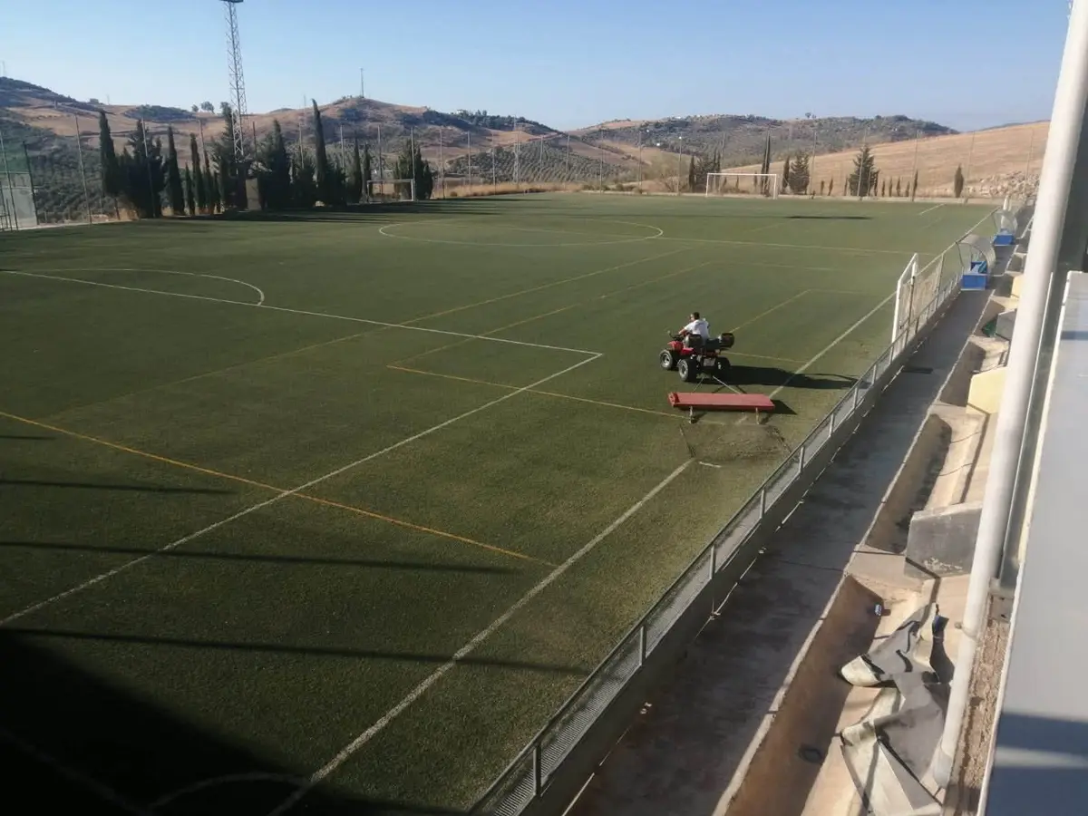 El campo de fútbol y las pistas de pádel de Valle de Abdalajís estrenan mejoras